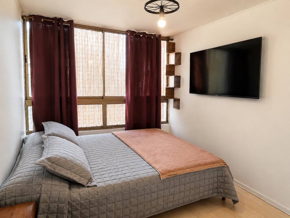Dormitorio principal con cama doble y Smart TV