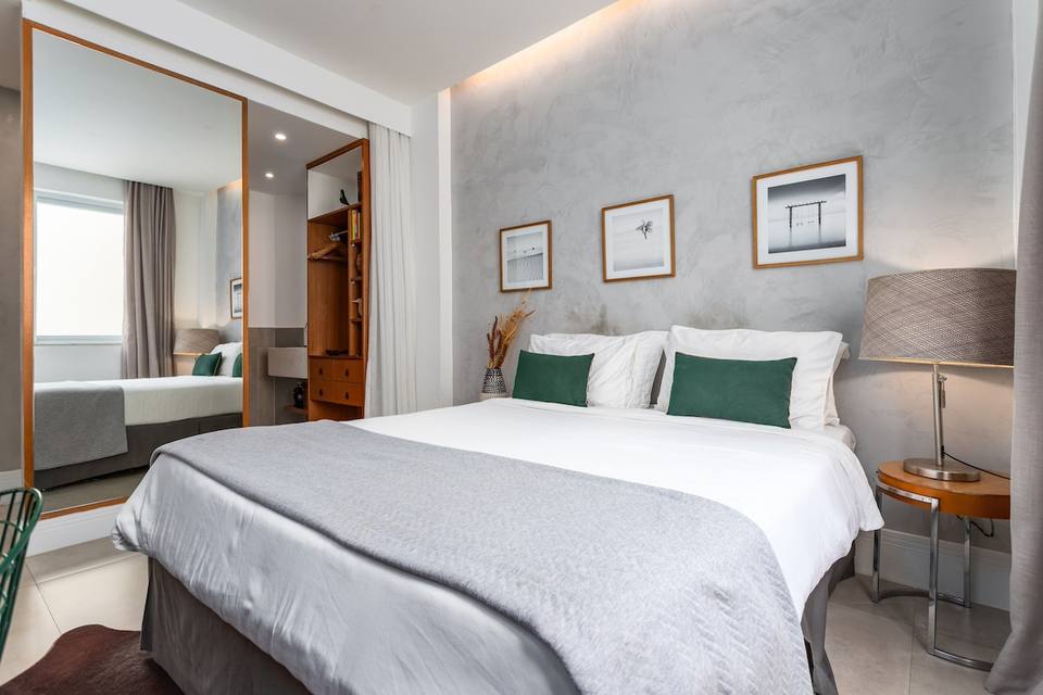 Área de dormitorio con detalles de diseño hotelero