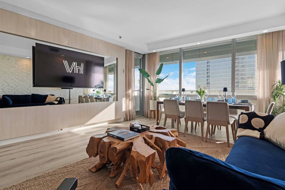 Amplio living con vistas panorámicas y diseño moderno