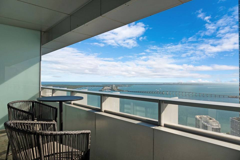 Balcón privado con vista abierta a la bahía