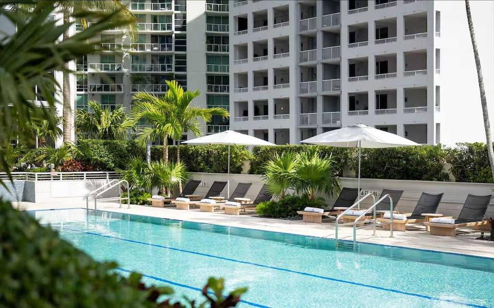 Piscina climatizada en la azotea del edificio