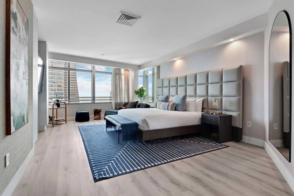 Dormitorio principal con cama King y vistas a la ciudad
