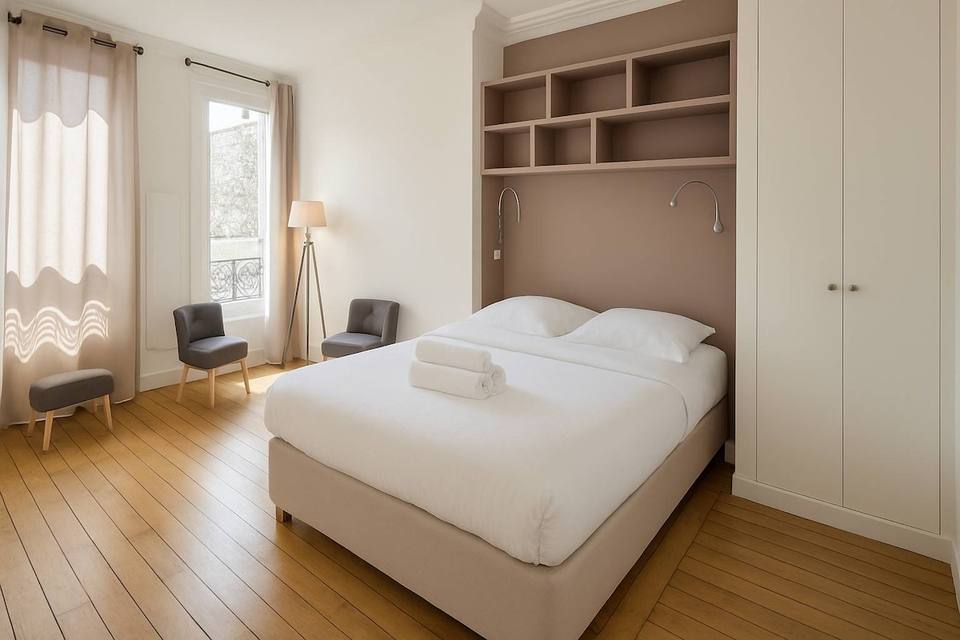 Dormitorio principal con cama doble y ventanales