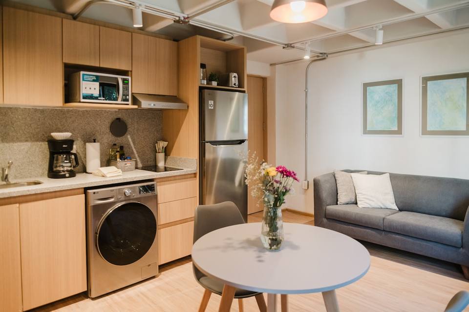 Espacio integrado de living y cocina con diseño moderno