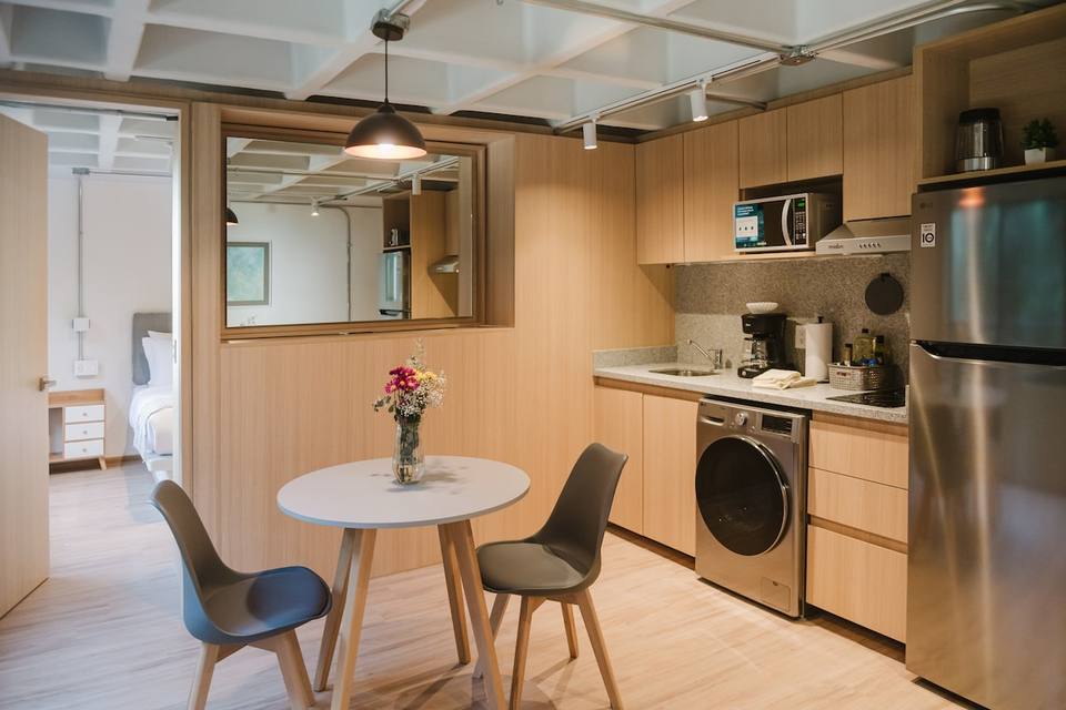 Cocina totalmente equipada con electrodomésticos modernos