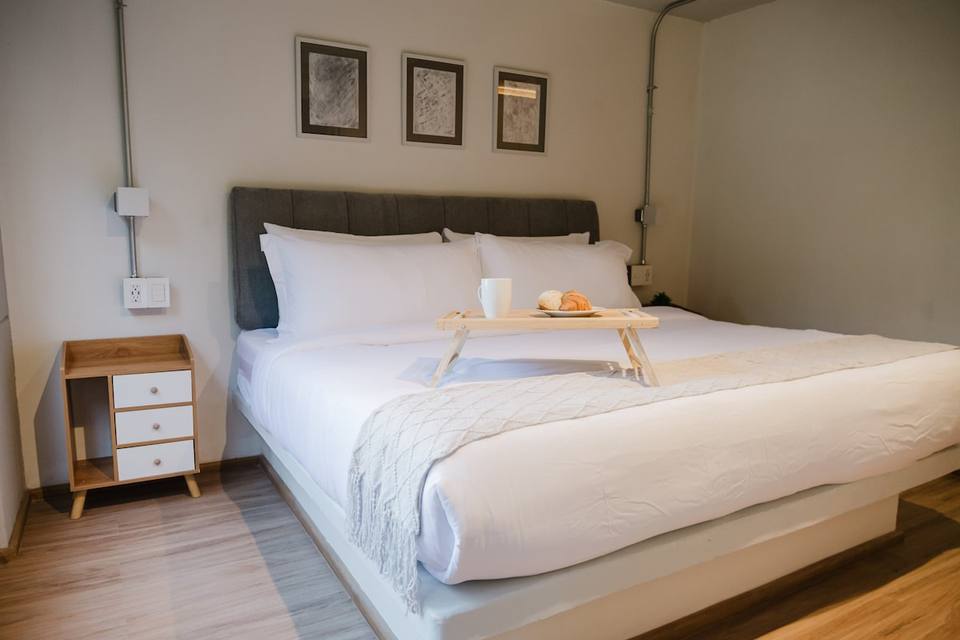 Dormitorio principal con cama king size y detalles acogedores