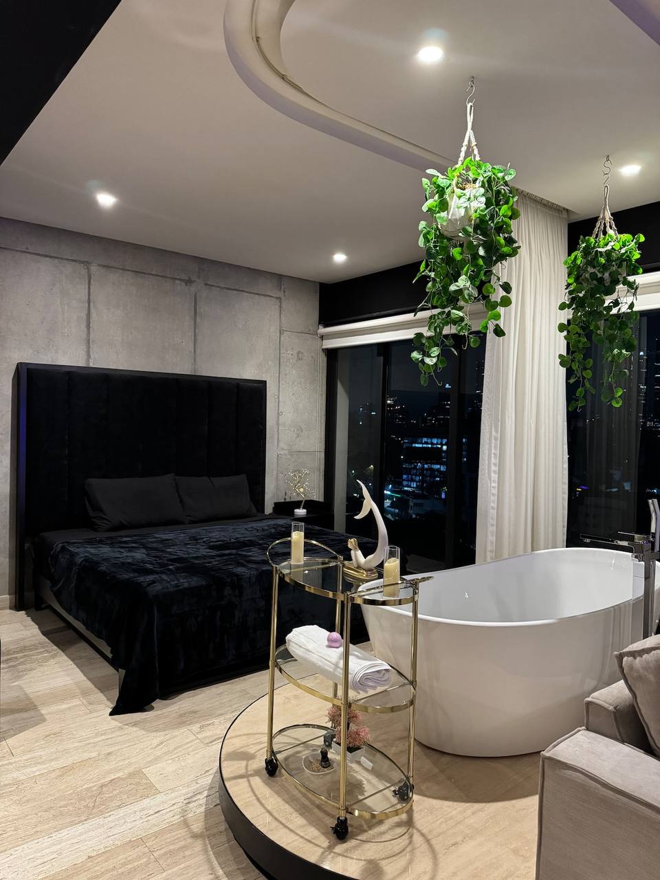 Dormitorio con tina integrada