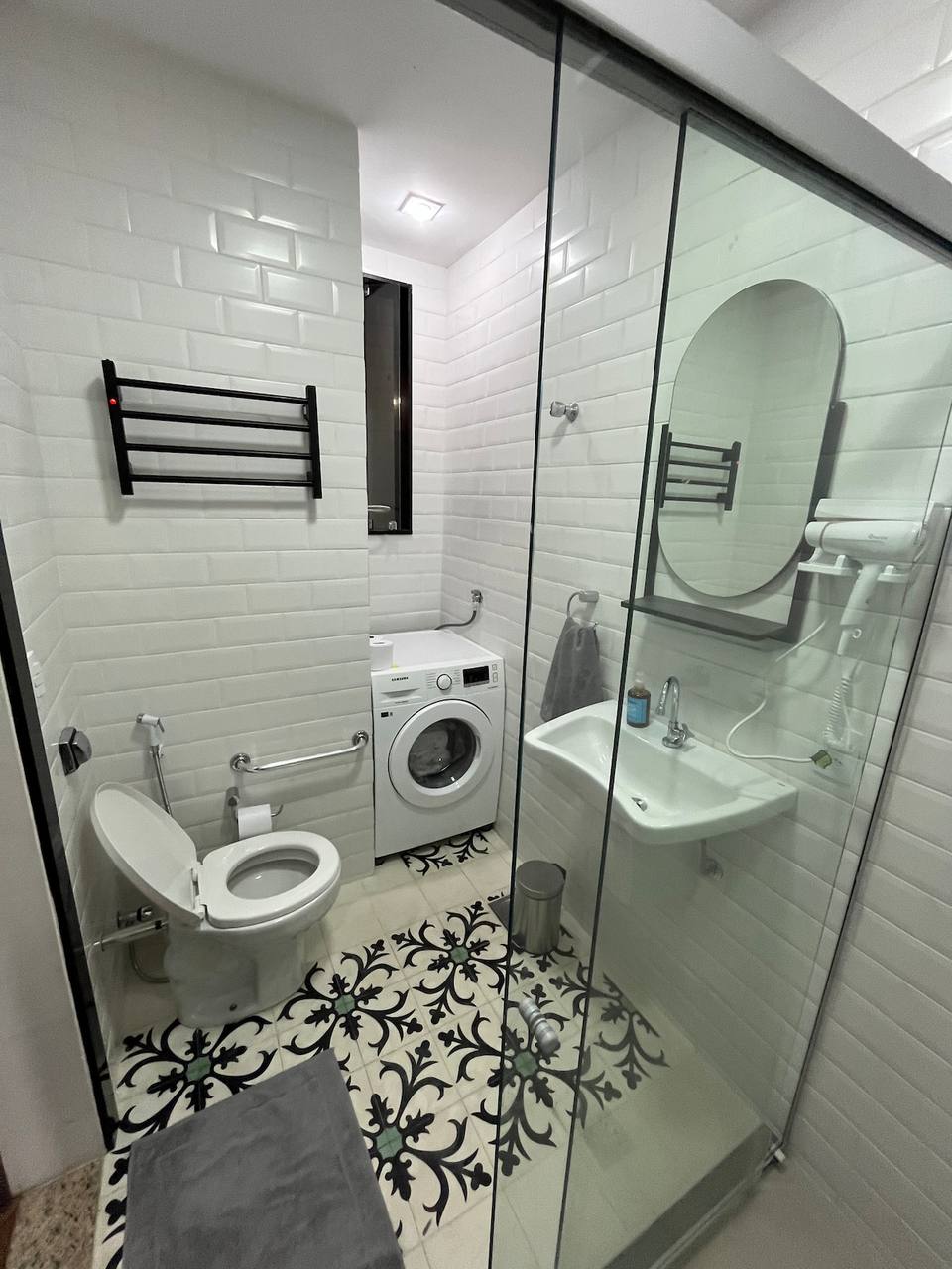 Baño moderno con lavarropas incluido