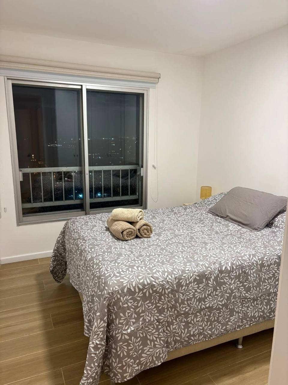 Dormitorio principal luminoso y confortable