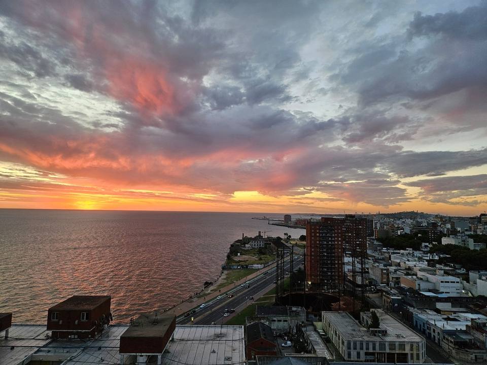 Vista panorámica de la bahía y la ciudad al atardecer