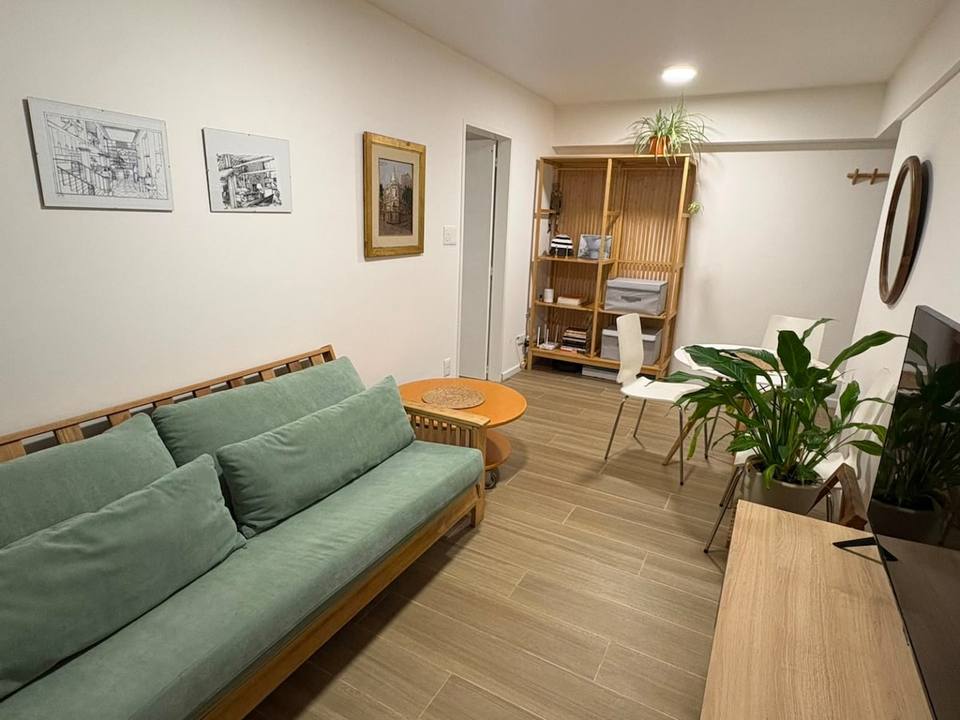 Living con sofá y estantería de madera clara