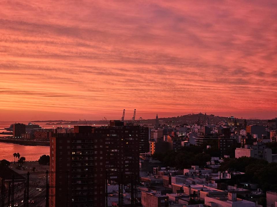Atardecer espectacular sobre la bahía de Montevideo