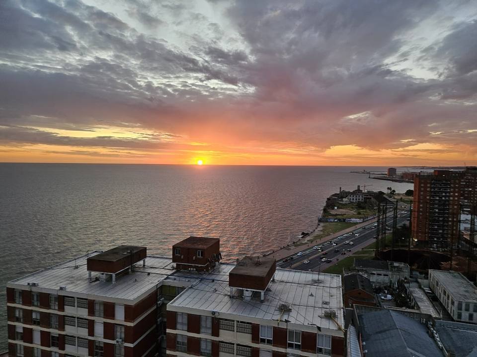 Sol poniéndose sobre el Río de la Dinero, vista aérea