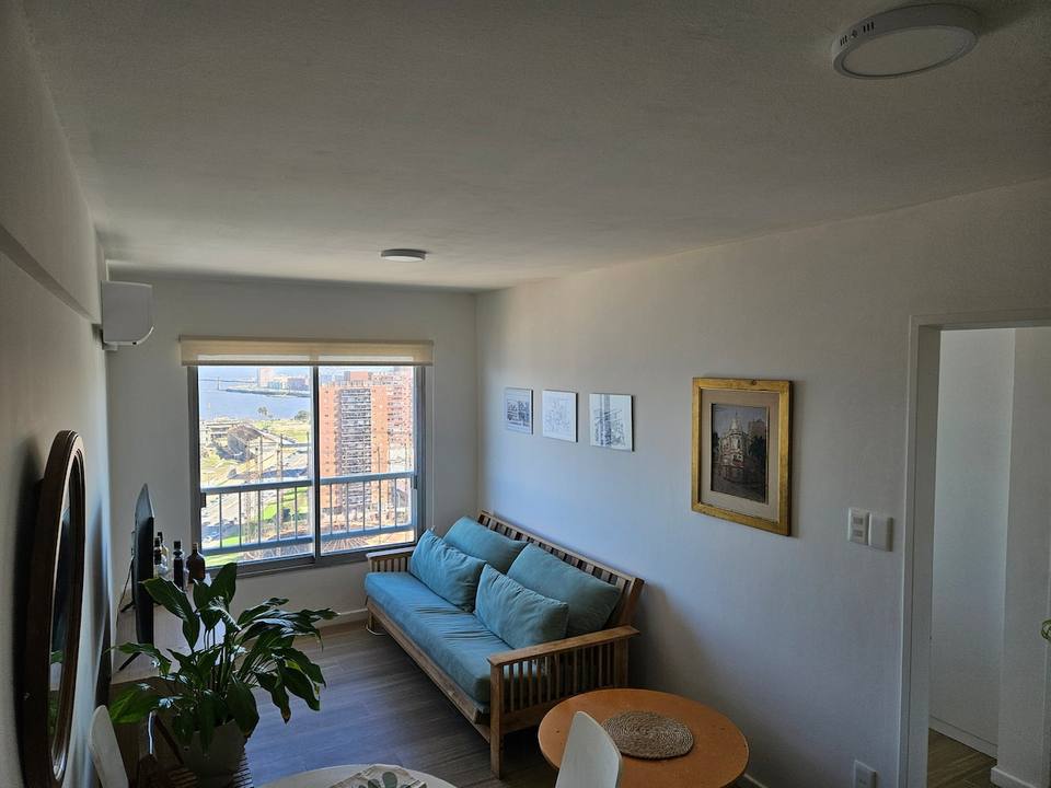 Vista cenital del living con sillón y ventanal