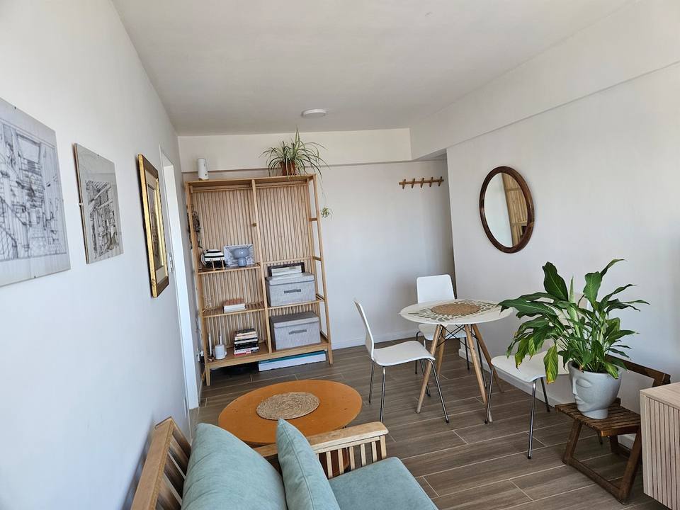 Living y comedor, estante de madera y mueble
