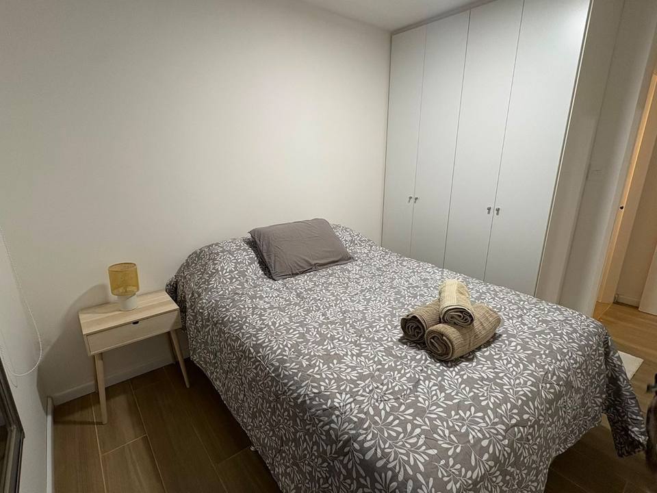 Dormitorio, cama doble y placard blanco