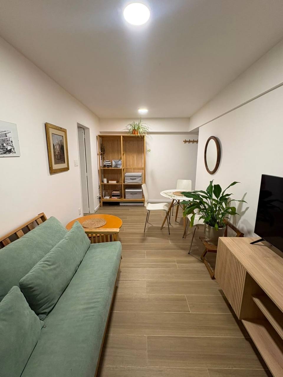 Living y comedor con sillón y tele, vista desde adentro