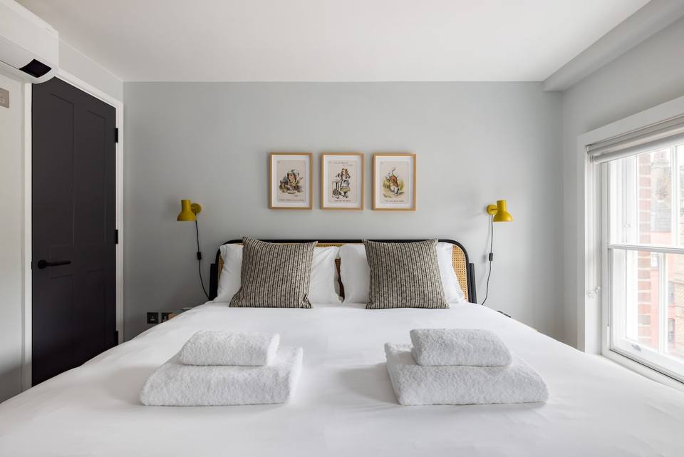 Dormitorio principal con cama King y detalles de autor