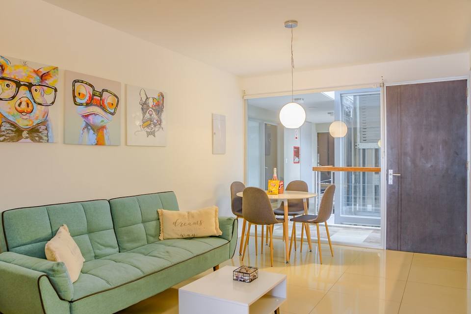 Amplio living con sofá cama y decoración moderna