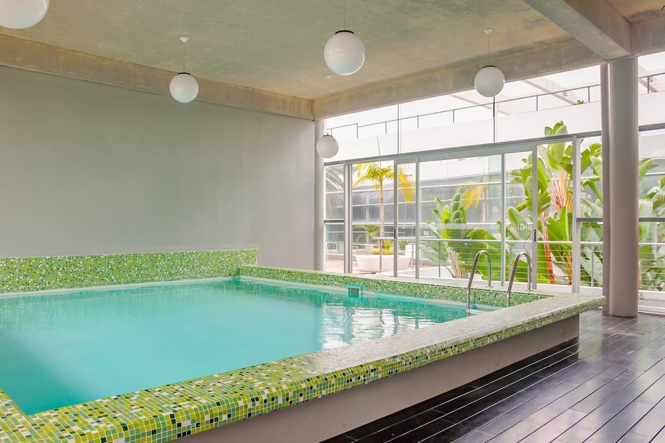 Piscina exterior de generosas dimensiones