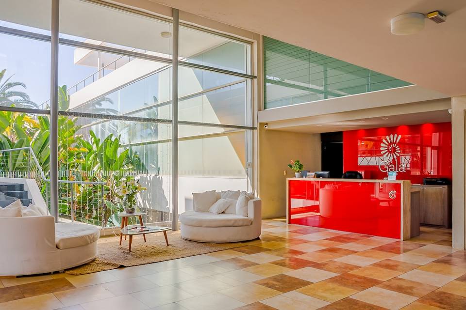 Recepción y lobby principal del edificio Gala Puerto