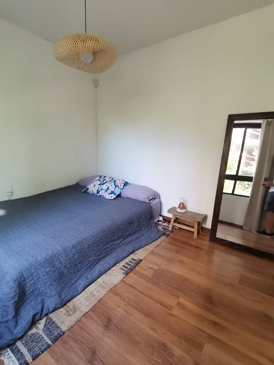 Dormitorio cómodo con ventanal