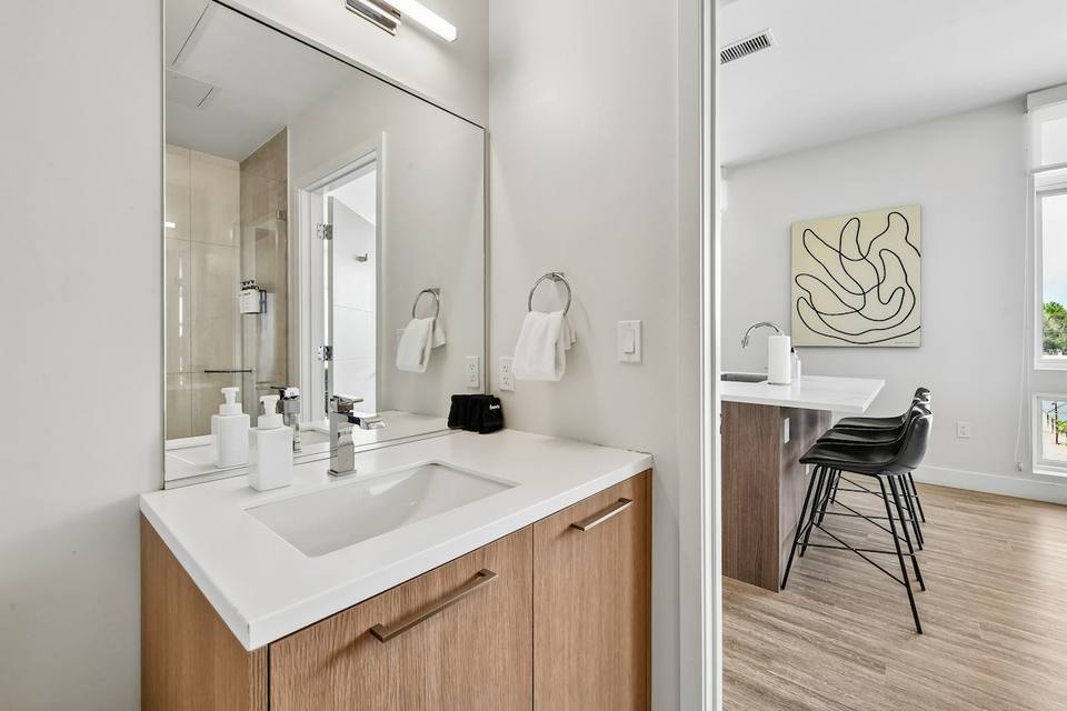Baño completo con acabados modernos