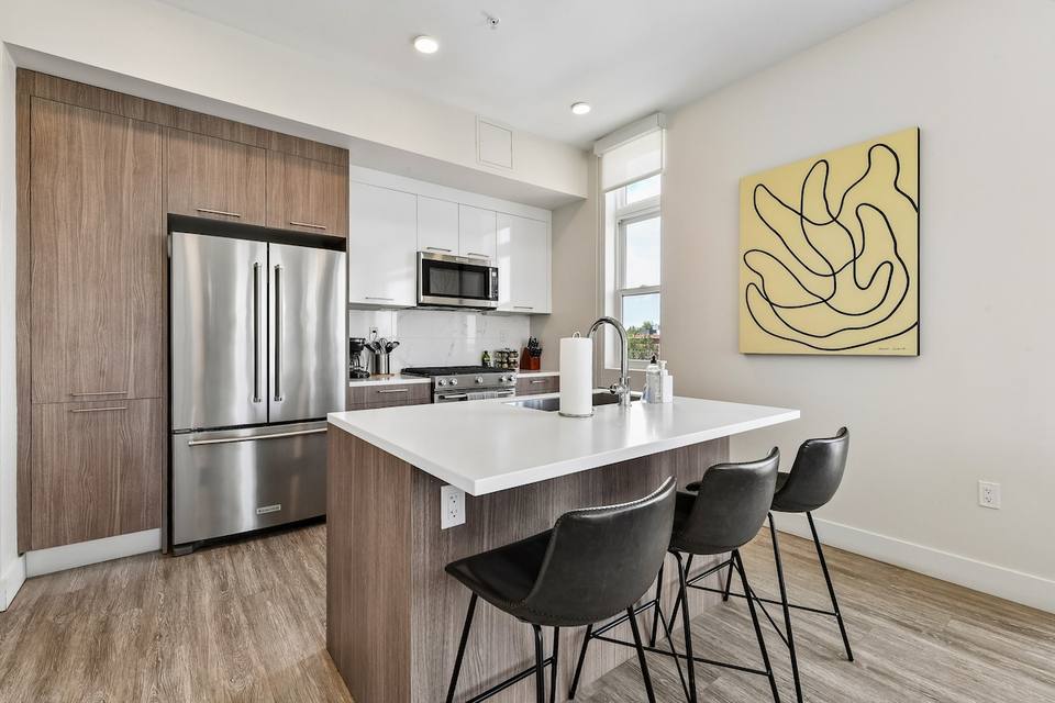 Cocina moderna con isla y acabados premium