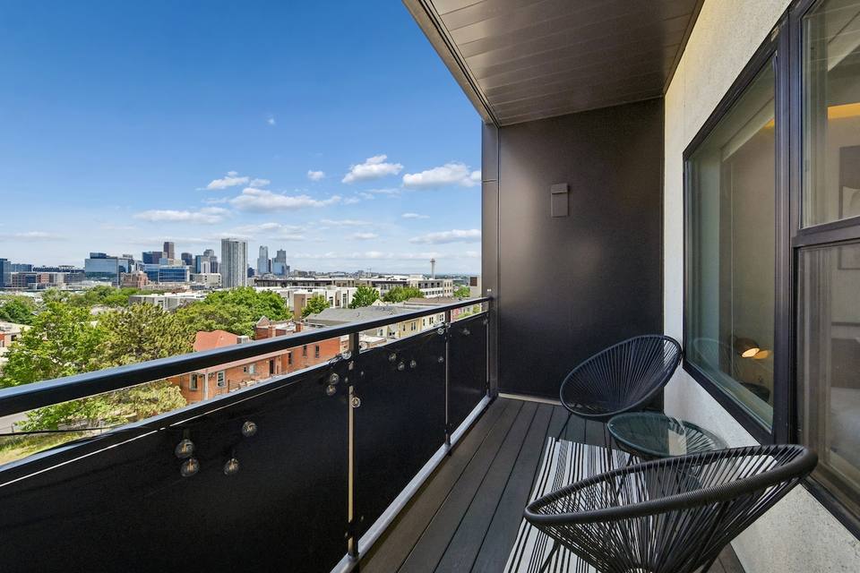 Balcón privado con vista al skyline de Denver