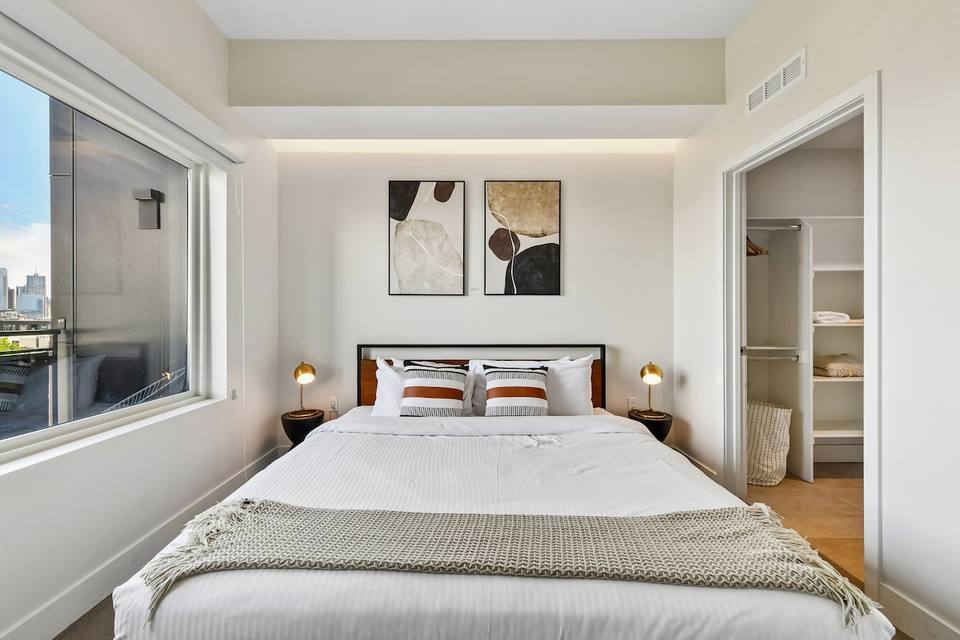 Dormitorio con cama king size