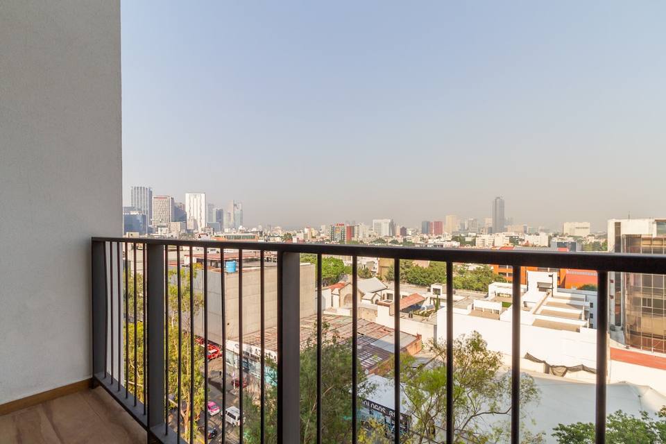 Balcón privado con vista abierta a la ciudad