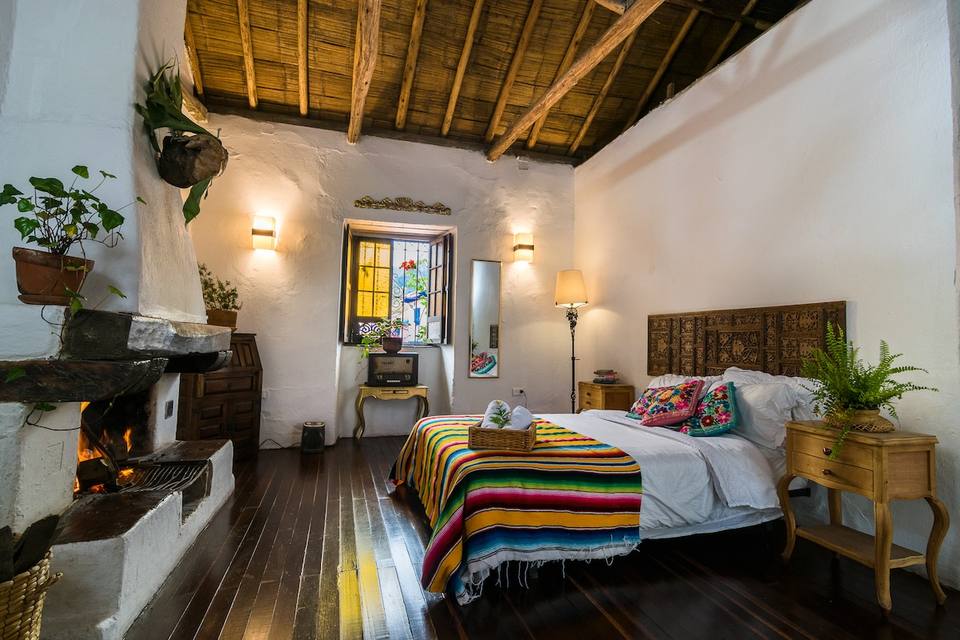 Encanto Colonial con Jardín y Chimenea en La Candelaria