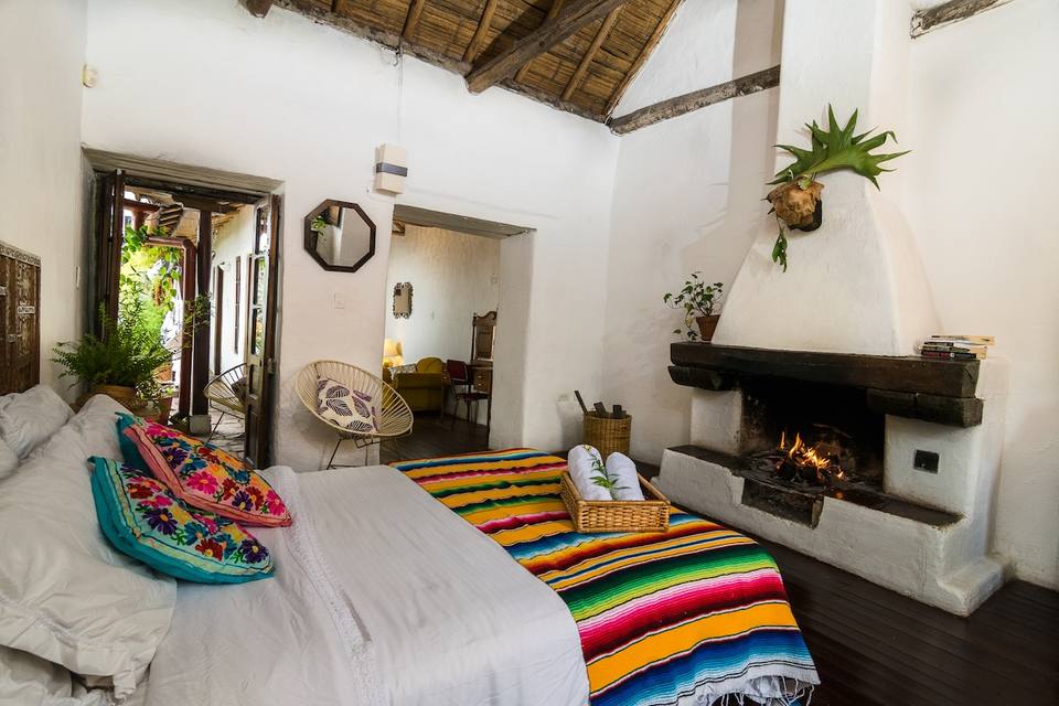 Encanto Colonial con Jardín y Chimenea en La Candelaria