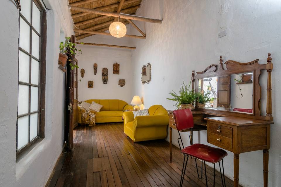Encanto Colonial con Jardín y Chimenea en La Candelaria