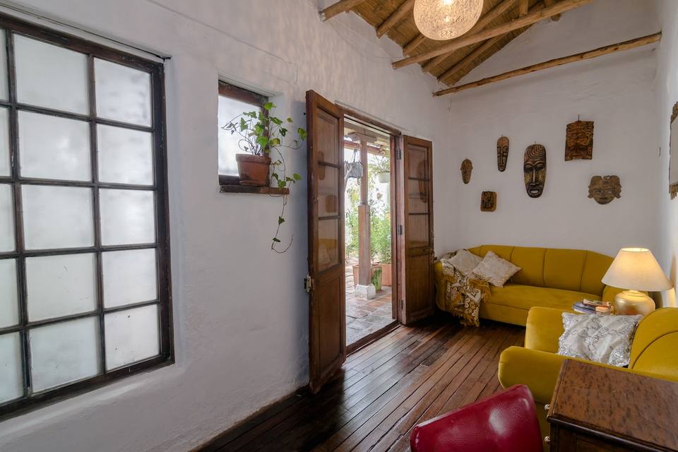 Encanto Colonial con Jardín y Chimenea en La Candelaria
