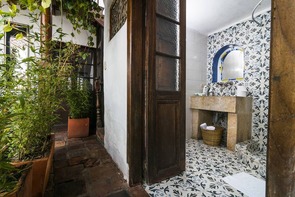 Baño privado con acabados en piedra y mosaicos