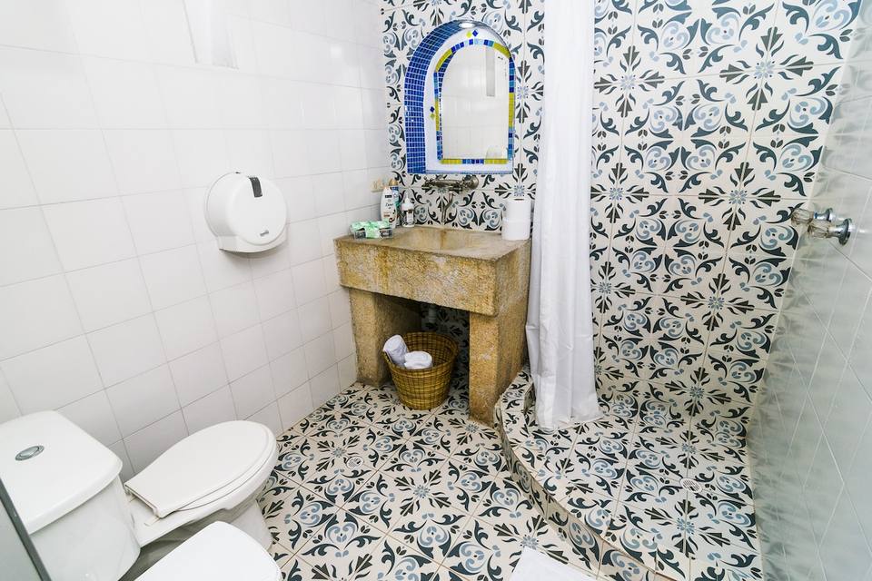 Interior del baño con ducha y detalles de diseño