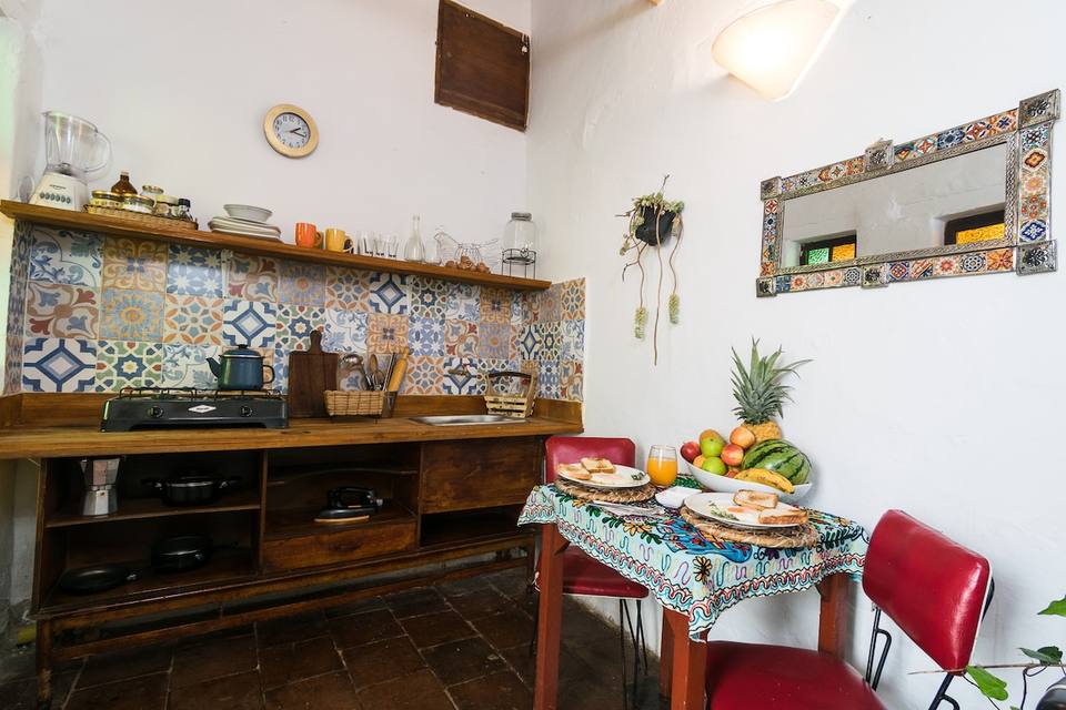Cocina con azulejos artesanales y comedor