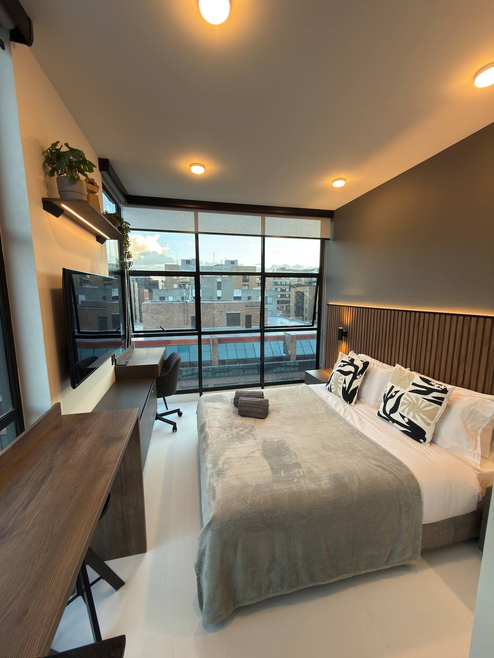 Cama Queen con lencería de alta calidad