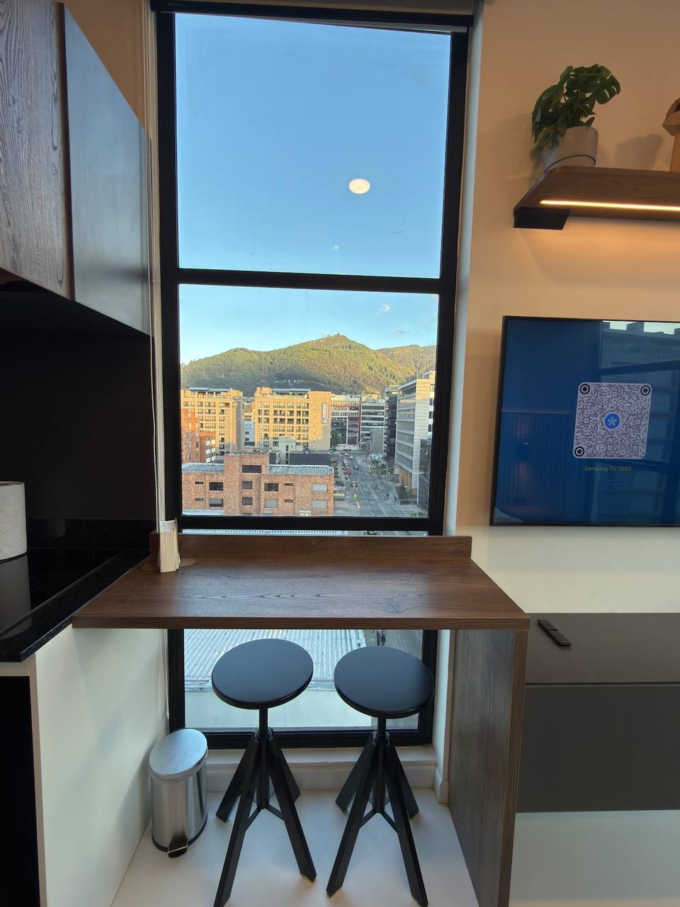 Área de trabajo funcional frente al ventanal
