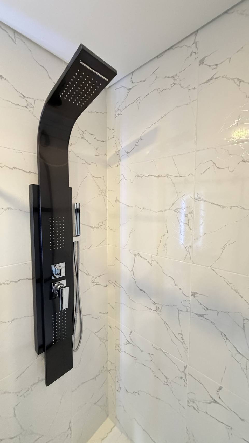 Baño de lujo con acabados en mármol