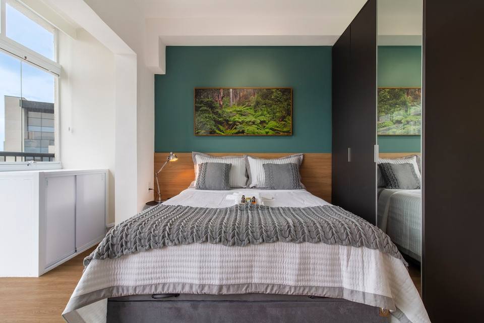 Cama doble confortable con diseño moderno