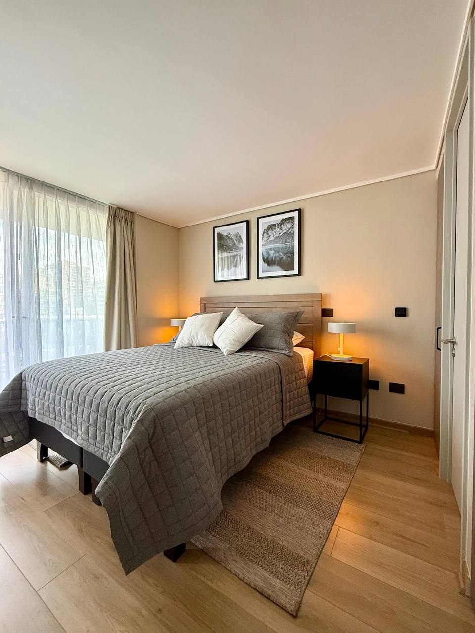 Dormitorio principal con cama matrimonial y diseño cálido